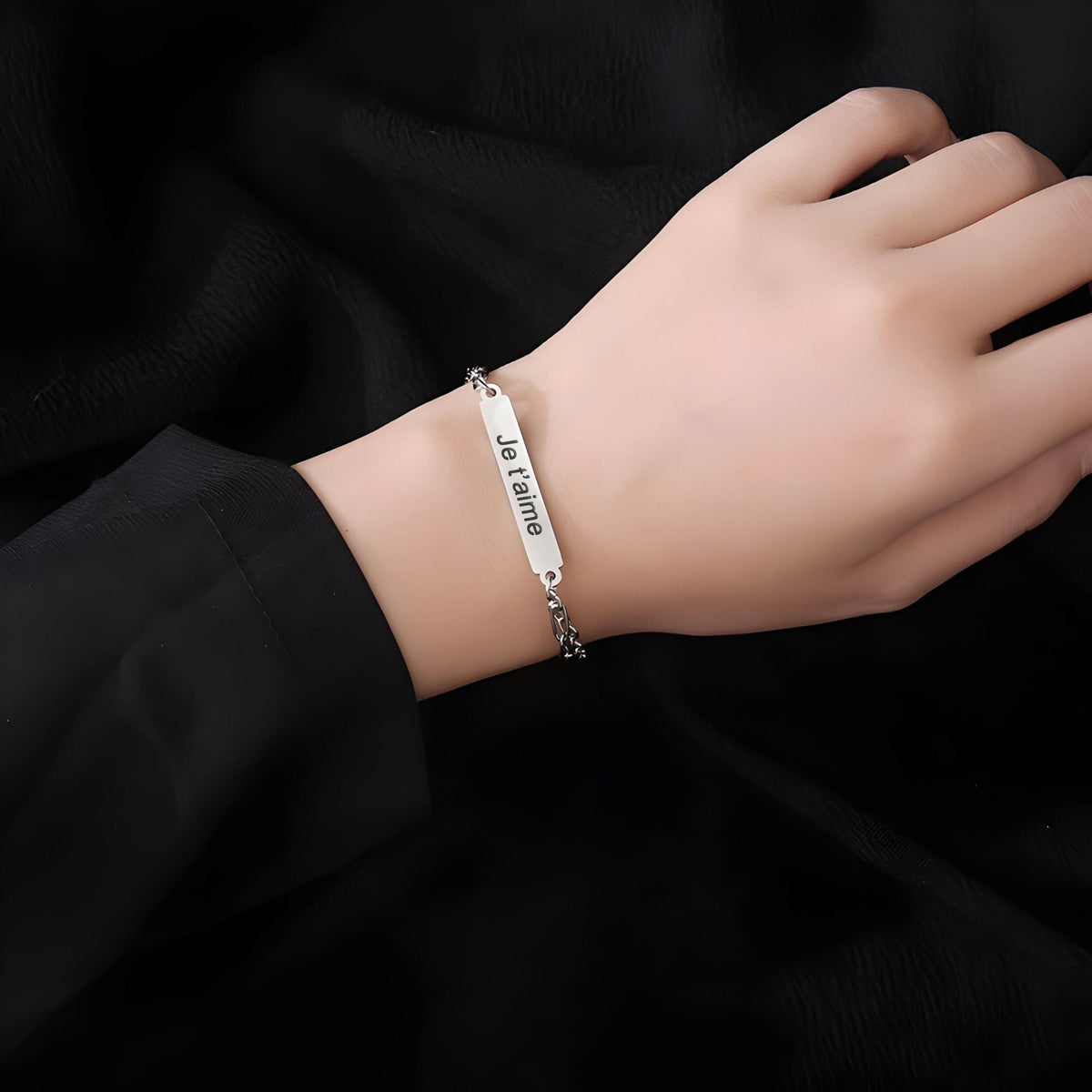 Bracelet gourmette en titane argenté à maille forçat, modèle Charlie, porté au poignet.