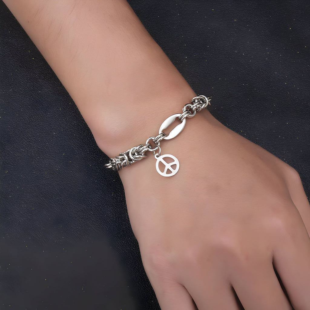 Bracelet homme en titane argenté maille byzantine avec pendentif peace and love.