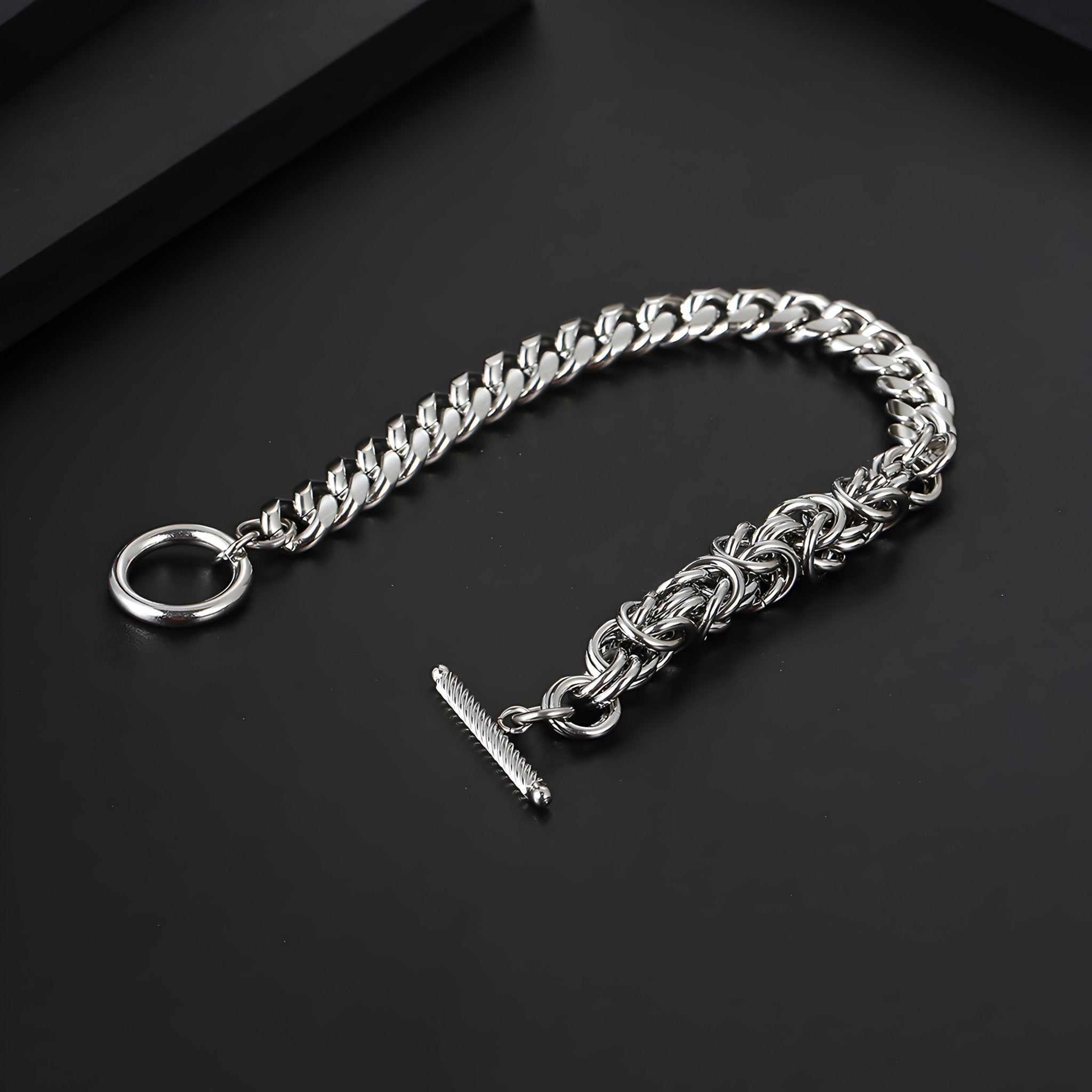 Bracelet homme en titane argenté avec maille cubaine et entrelacs, fermoir anneau rond et barre toggle.
