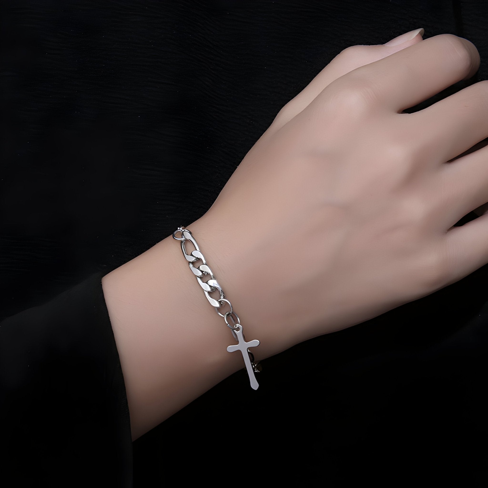 Bracelet en titane argenté maille Figaro avec pendentif croix sur poignet masculin, modèle Denver.