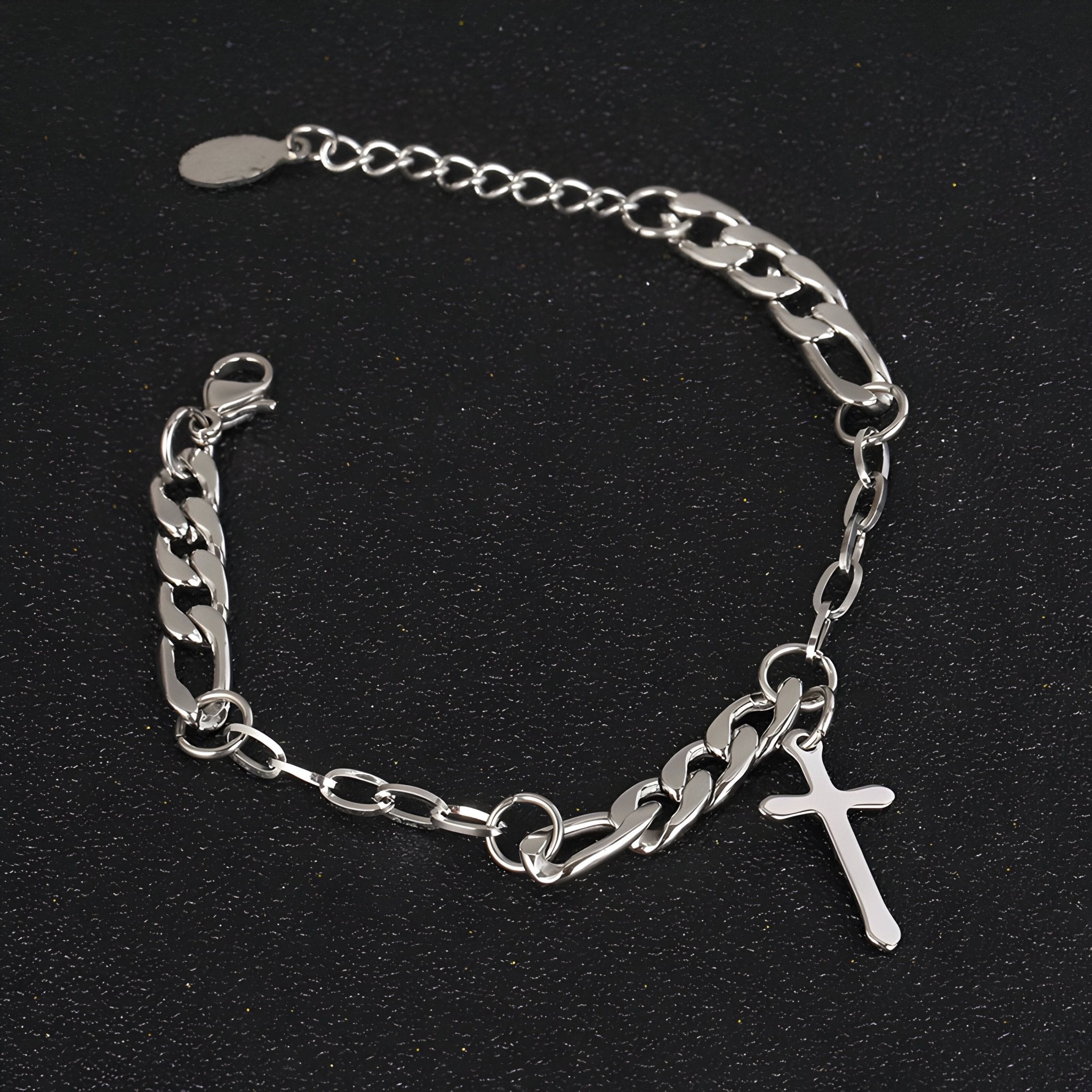 Bracelet homme en titane argenté avec maille figaro et pendentif croix, chaîne ajustable.