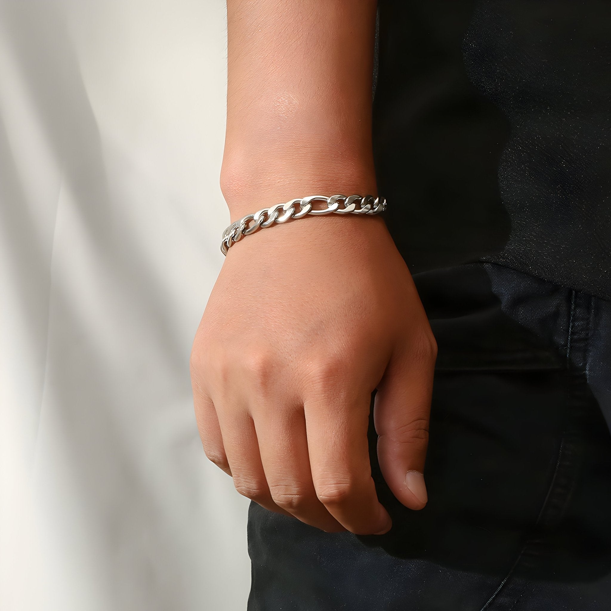 Bracelet homme en titane argenté à maille figaro, style classique et fin.