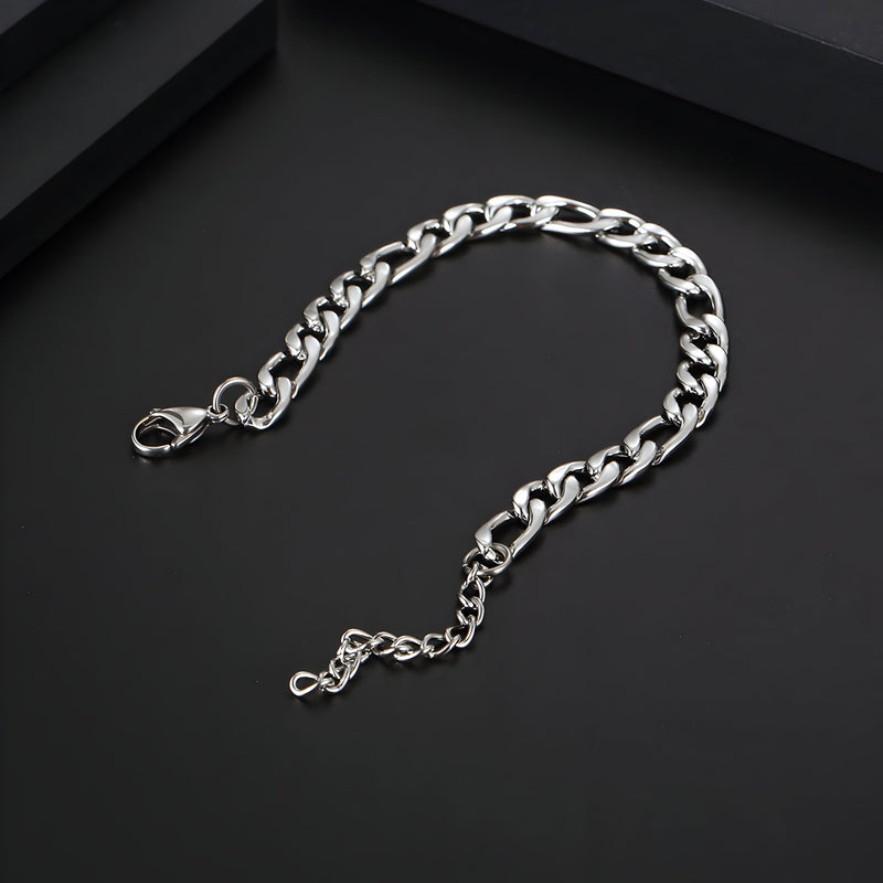 Bracelet en titane argenté maille figaro avec fermoir mousqueton et chaîne de réglage, style classique masculin.