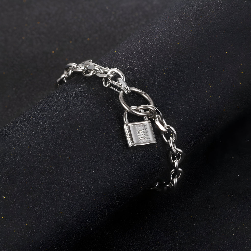 Bracelet mixte en titane argenté avec maille forçat et charm cadenas gravé, modèle Sam.