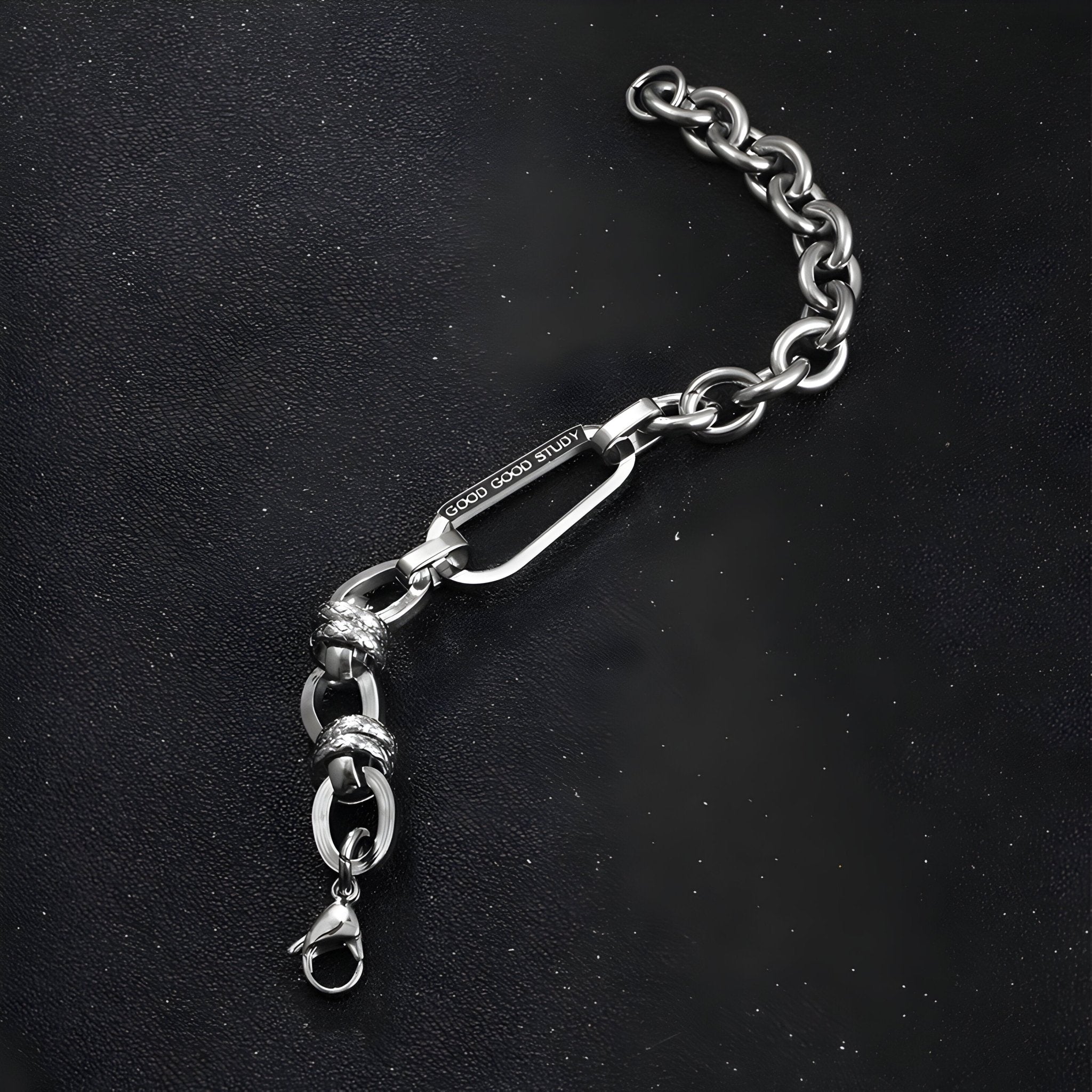 Bracelet homme en titane argenté à maille forçat épaisse avec fermoir mousqueton robuste.
