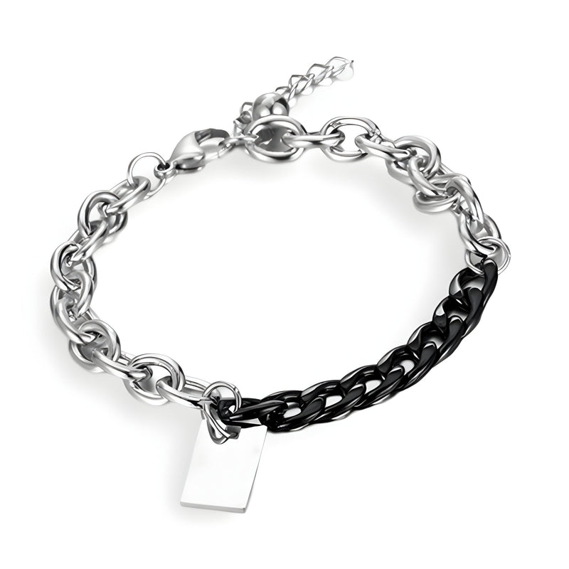 Bracelet en titane avec maille forçat argentée et maille cubaine noire, plaquette rectangulaire brillante.