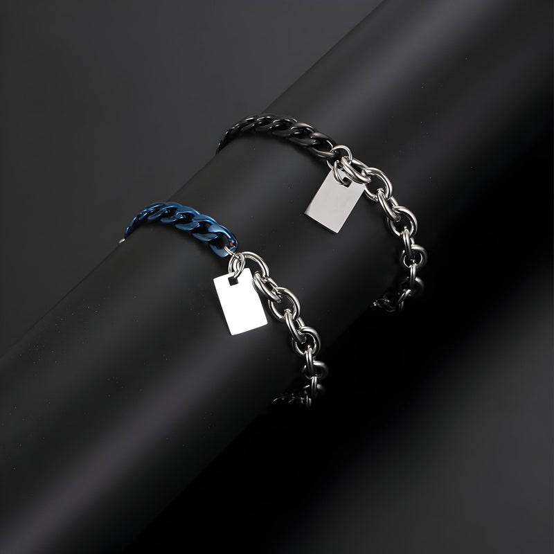 Bracelet homme maille forçat et cubaine titane argent avec maillon bleu et plaquette rectangulaire.