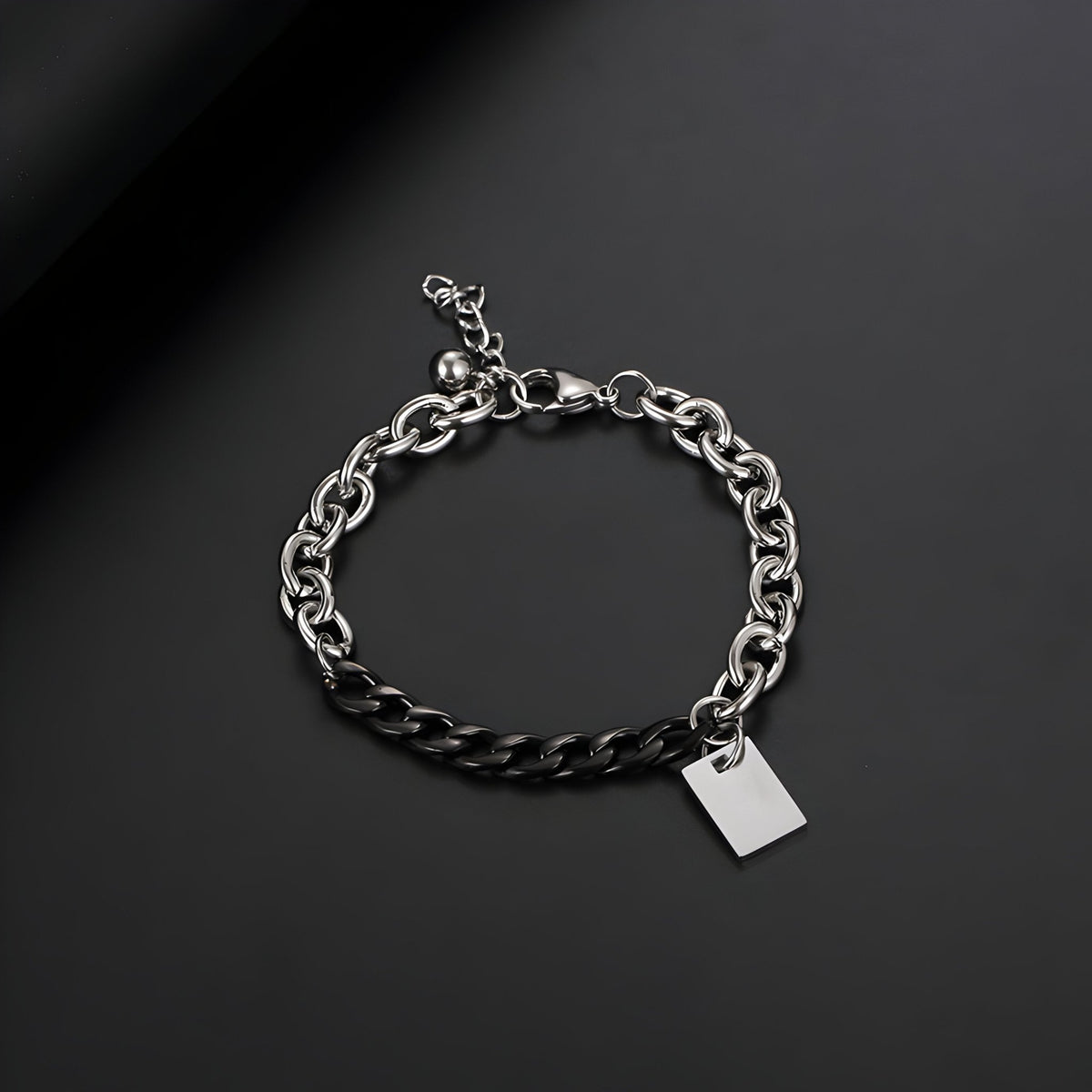 Bracelet homme en titane argenté, maille forçat et cubaine, avec plaquette rectangulaire lisse.