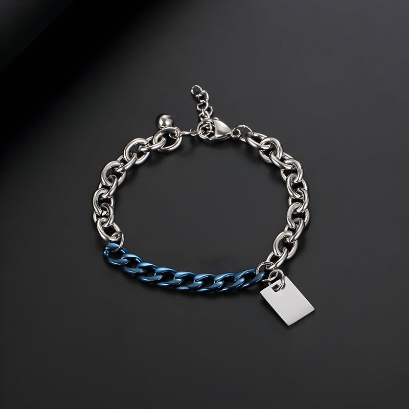 Bracelet homme en titane avec maillons forçat argentés et chaîne cubaine bleue, plaquette rectangulaire lisse.