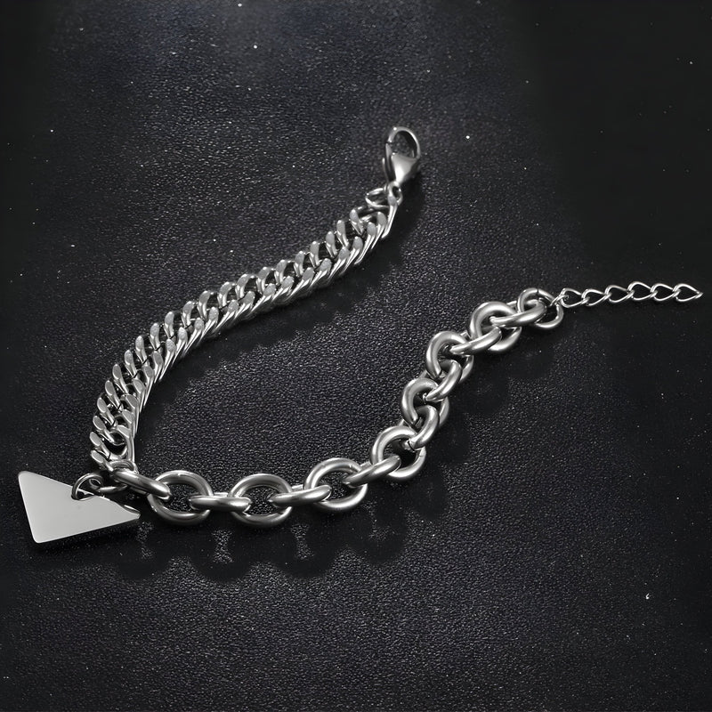 Bracelet en titane argenté mixant maille forçat et spiga avec plaquette triangulaire masculine.