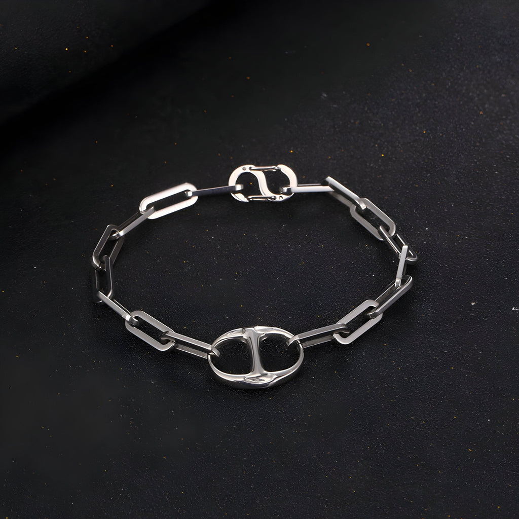 Bracelet homme en titane argenté à maille forçat avec maillons allongés et fermoir central en forme ovale.