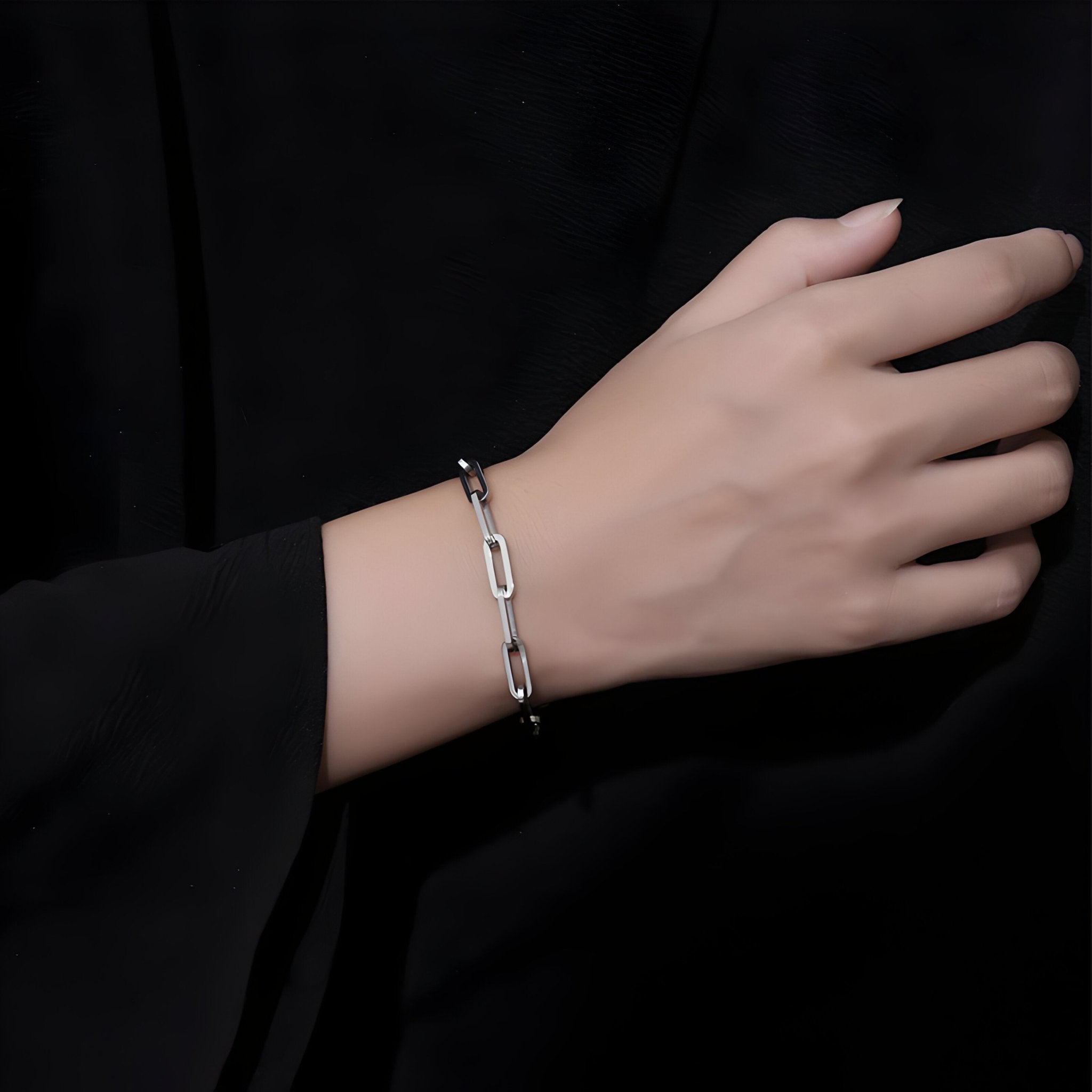 Bracelet homme en titane argenté avec maillons allongés effet maille forçat, style moderne.