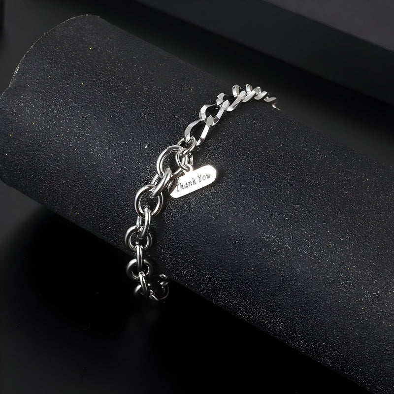 Bracelet en titane argenté maille forçat avec pendentif ovale gravé Marty, style masculin élégant.