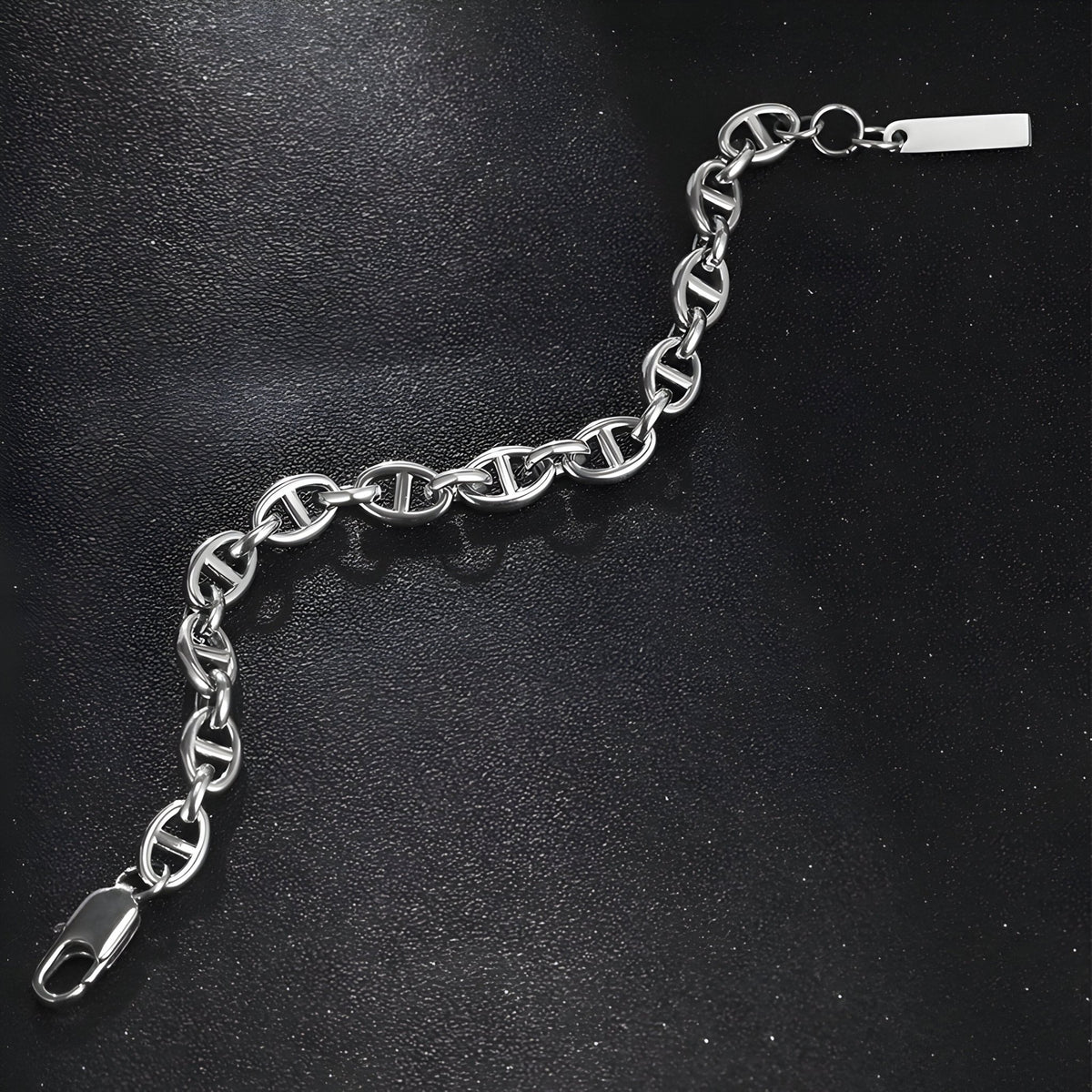 Bracelet homme en titane argenté avec maille marine large et fermoir mousqueton.