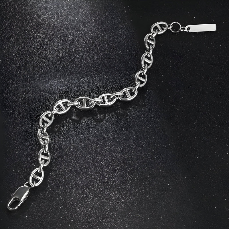 Bracelet homme en titane argenté avec maille marine large et fermoir mousqueton.