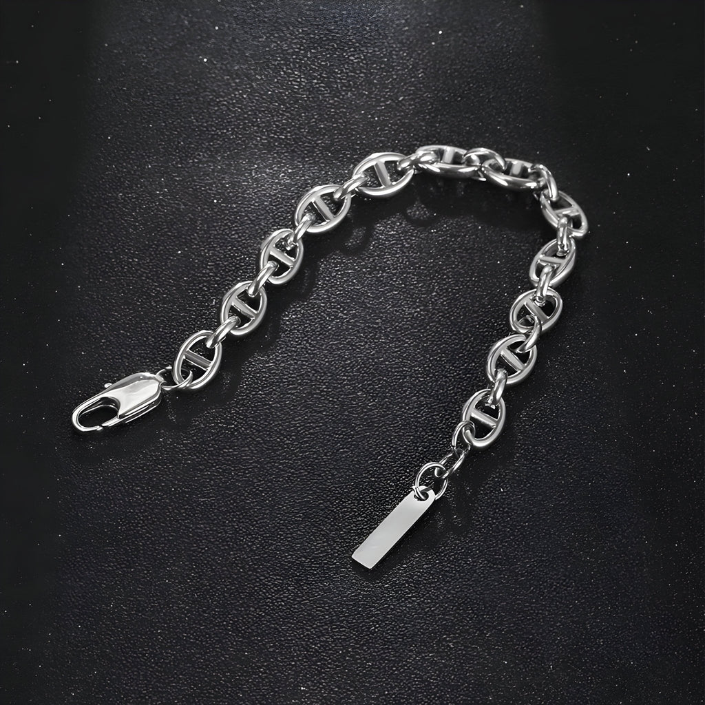 Bracelet homme en titane argenté avec maille marine et fermoir mousqueton sur fond noir.