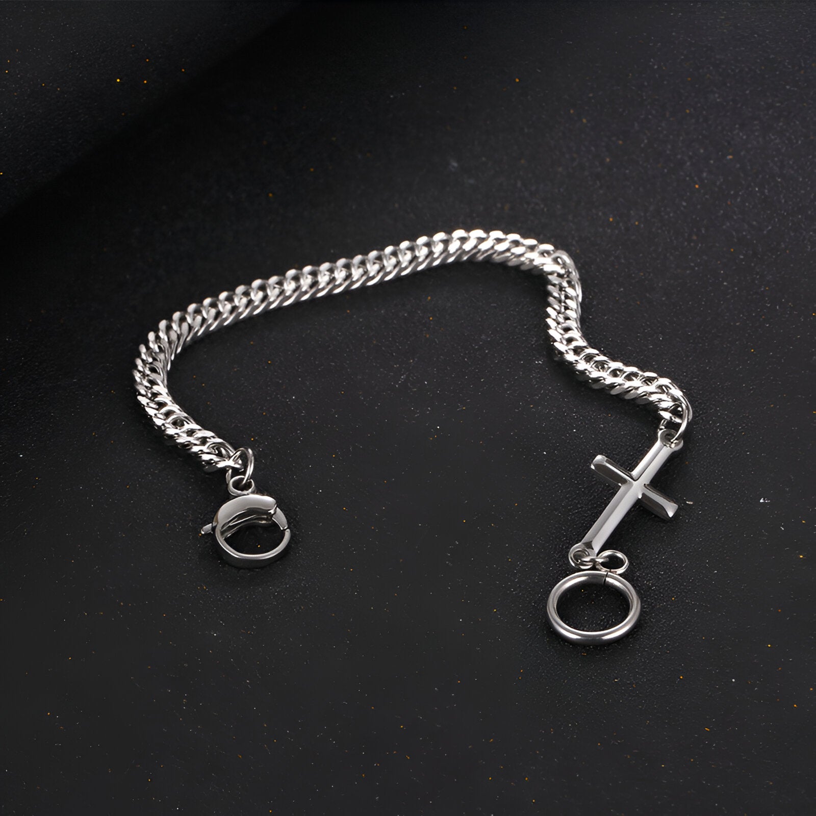 Bracelet homme en titane argenté avec maille serpent et ornement croix, fermoir anneau.