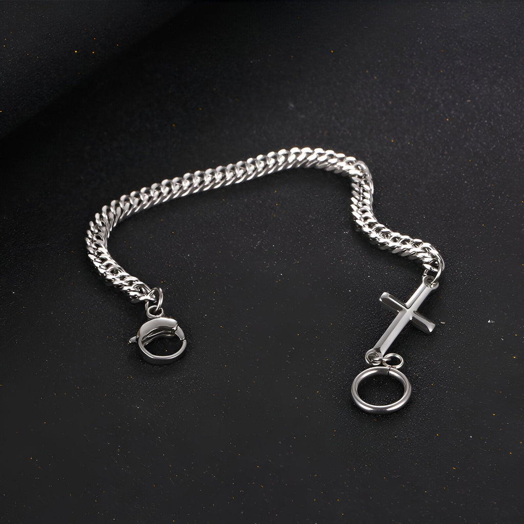 Bracelet homme en titane argenté avec maille serpent et ornement croix, fermoir anneau.