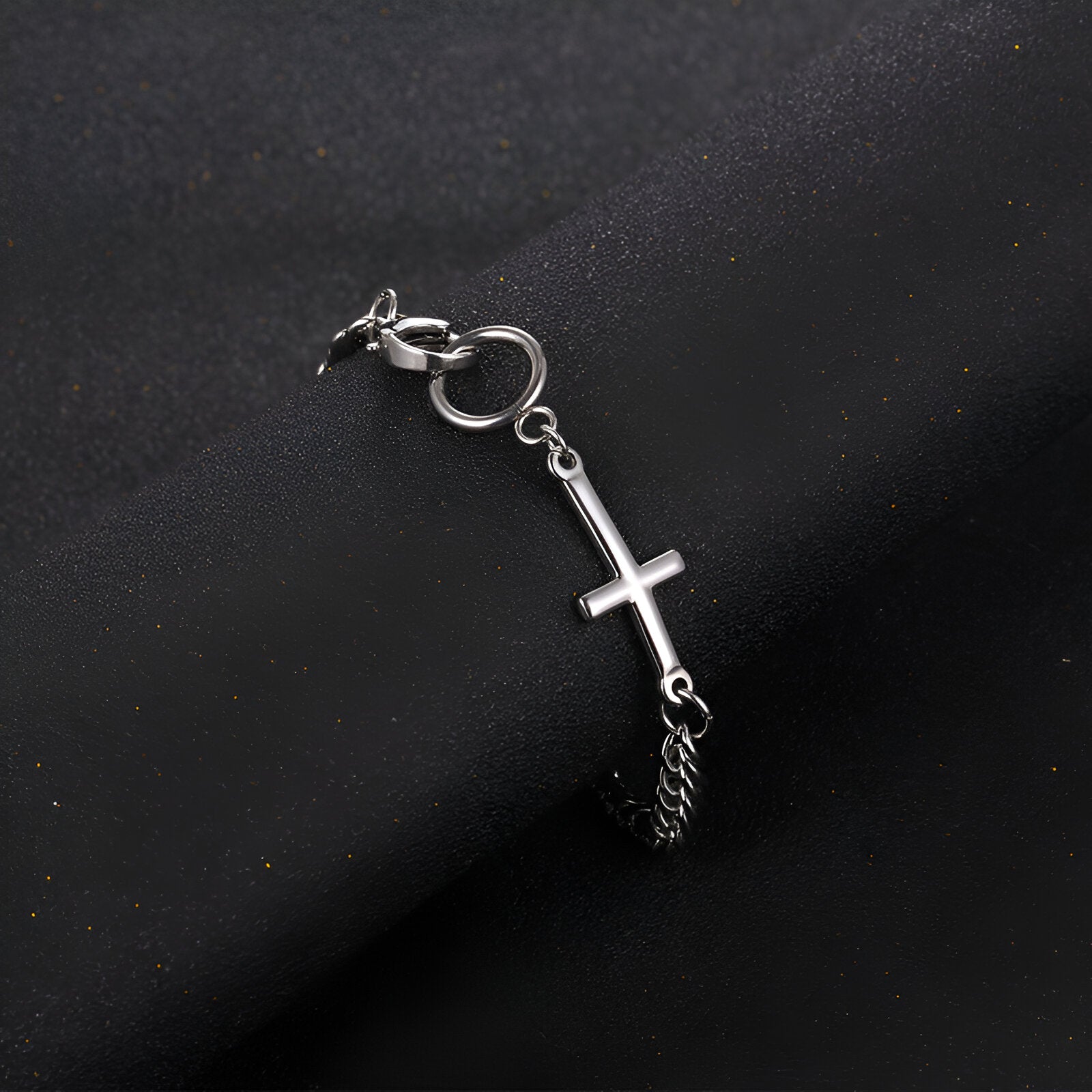 Bracelet en titane argenté avec maille serpent et ornement croix, fermoir à ressort.