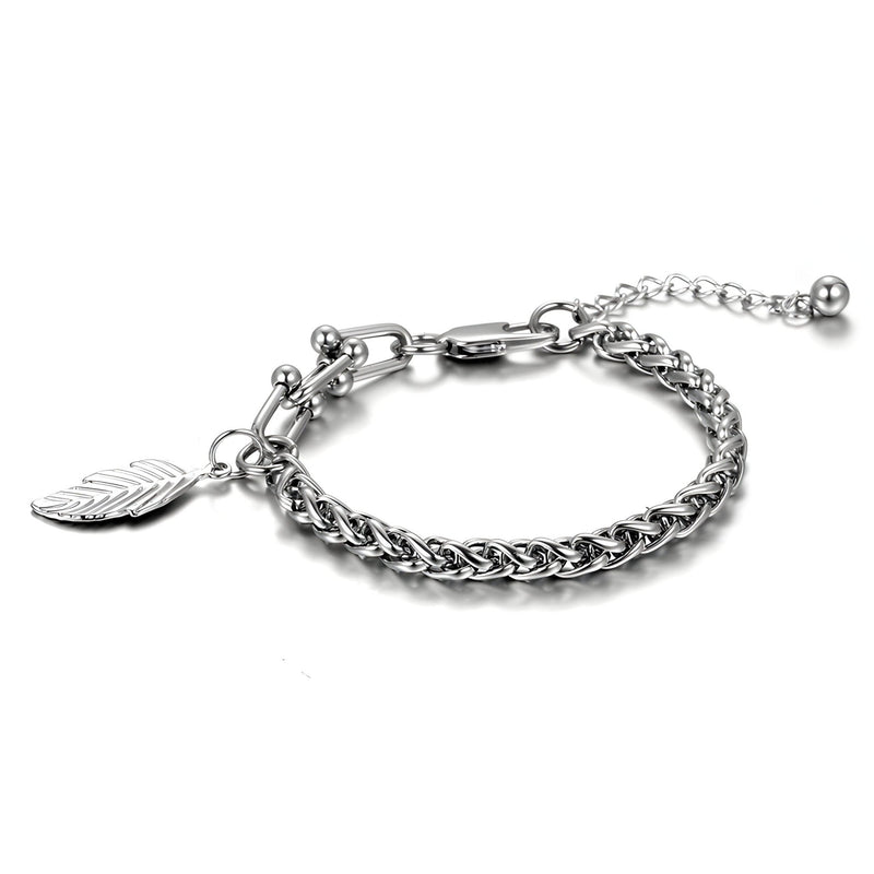 Bracelet en titane argenté avec maille spiga et charm plume élégante pour femme.