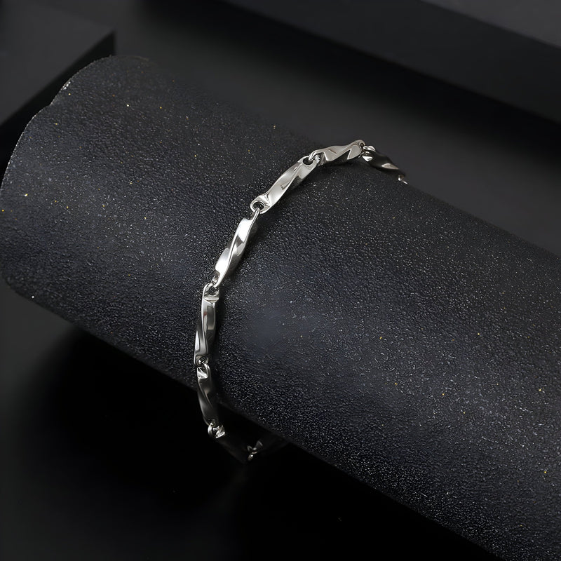 Bracelet homme en titane argenté avec maille torsadée fine et fermoir discret.