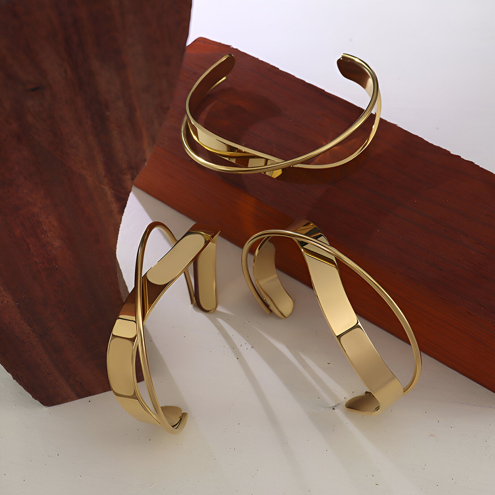 Lot de bracelets jonc en titane plaqué or 18 carats, design moderne Elmira, finition brillante.