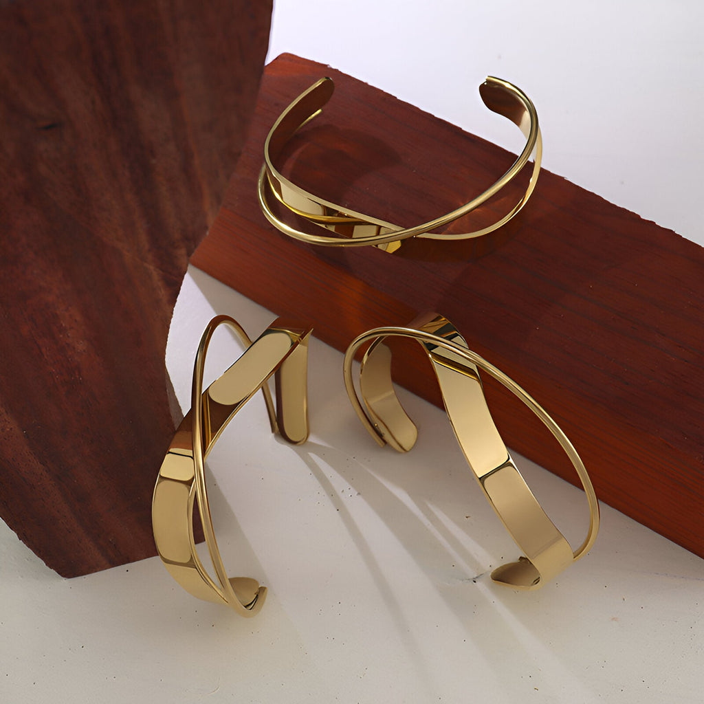 Lot de bracelets jonc en titane plaqué or 18 carats, design moderne Elmira, finition brillante.