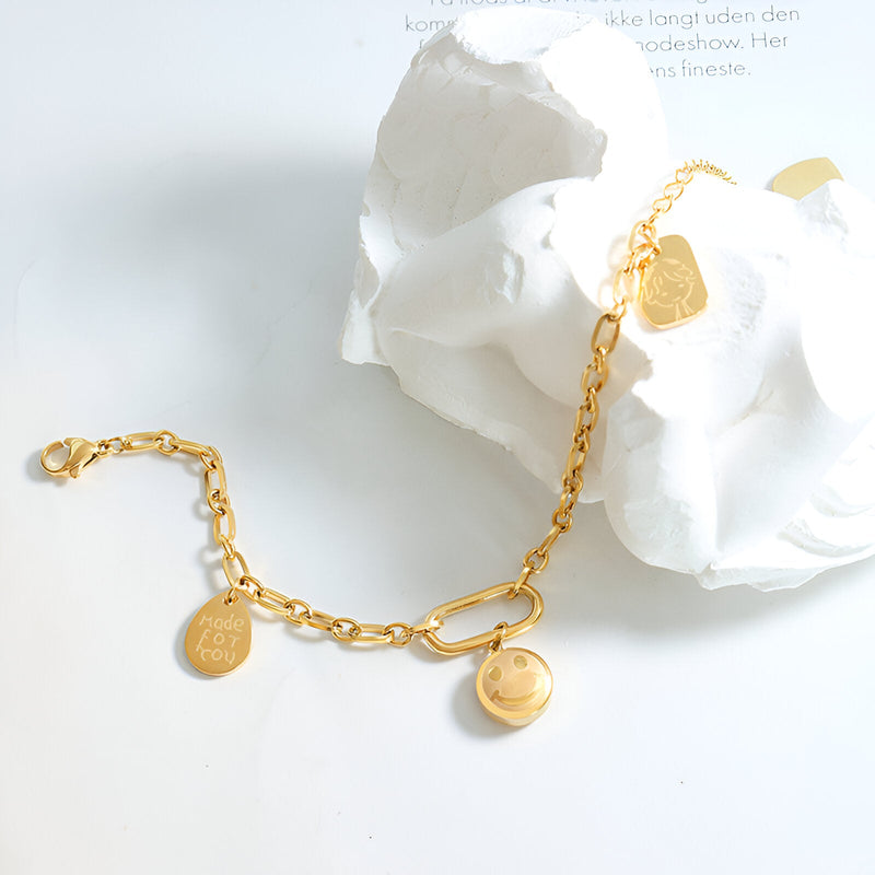 Bracelet en acier doré 18 carats avec maillons ovales et médaillons gravés, modèle Ona.