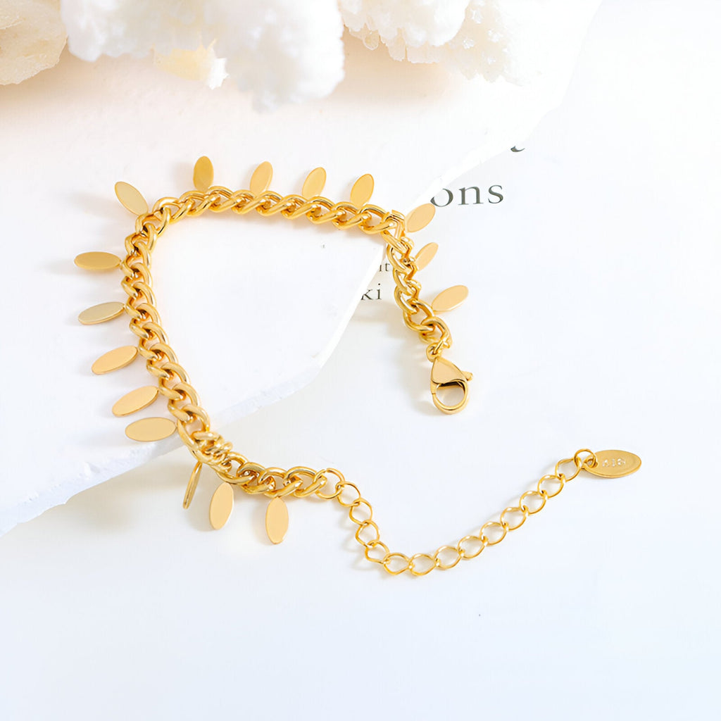 Bracelet en titane plaqué or 18 carats à chaîne fine avec petits médaillons ovales suspendus.