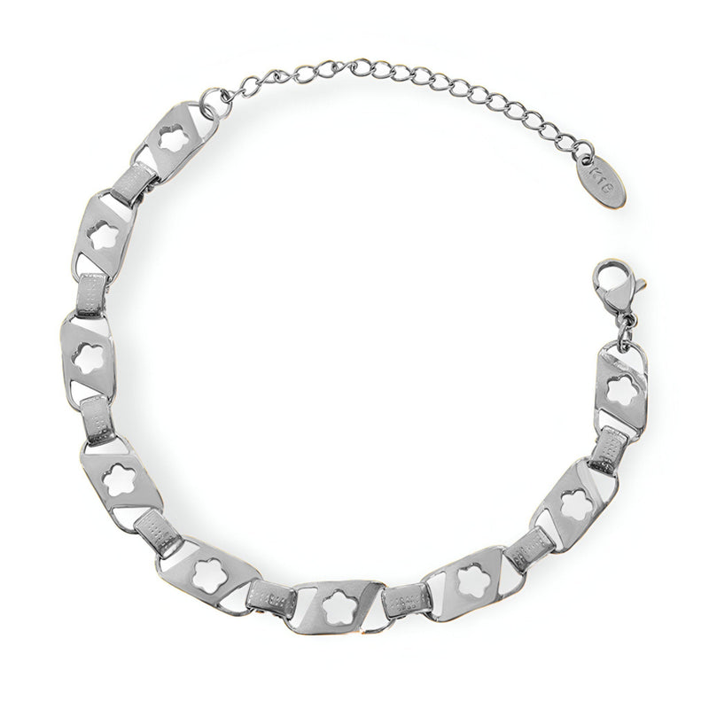 Bracelet en titane argenté avec maillons hexagonaux et étoiles creuses, fermoir mousqueton.