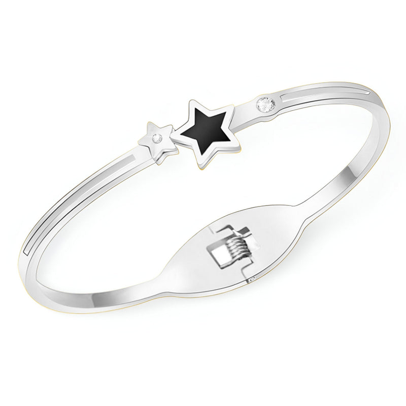 Bracelet jonc en titane plaqué argent avec étoile noire et petite étoile argentée détaillée.
