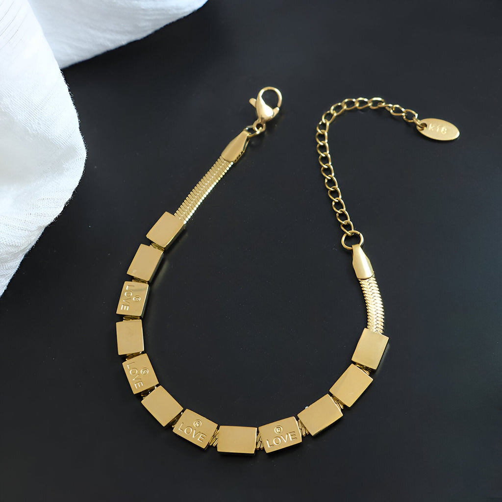 Bracelet en titane plaqué or 18 carats avec maillons carrés lisses et fermoir mousqueton.