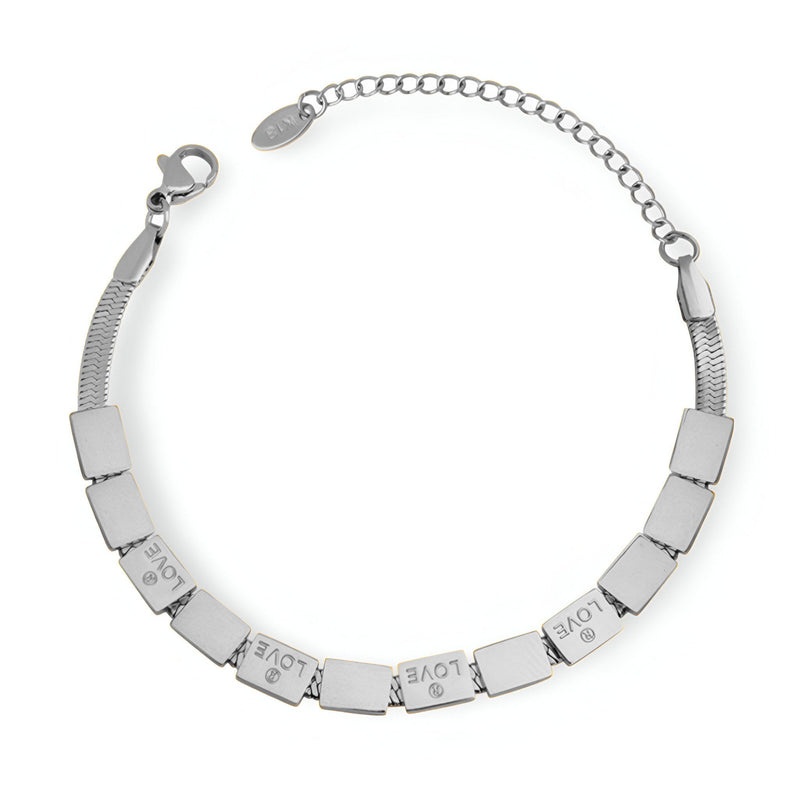 Bracelet ajustable en titane plaqué argent avec plaques gravées du mot "Love".