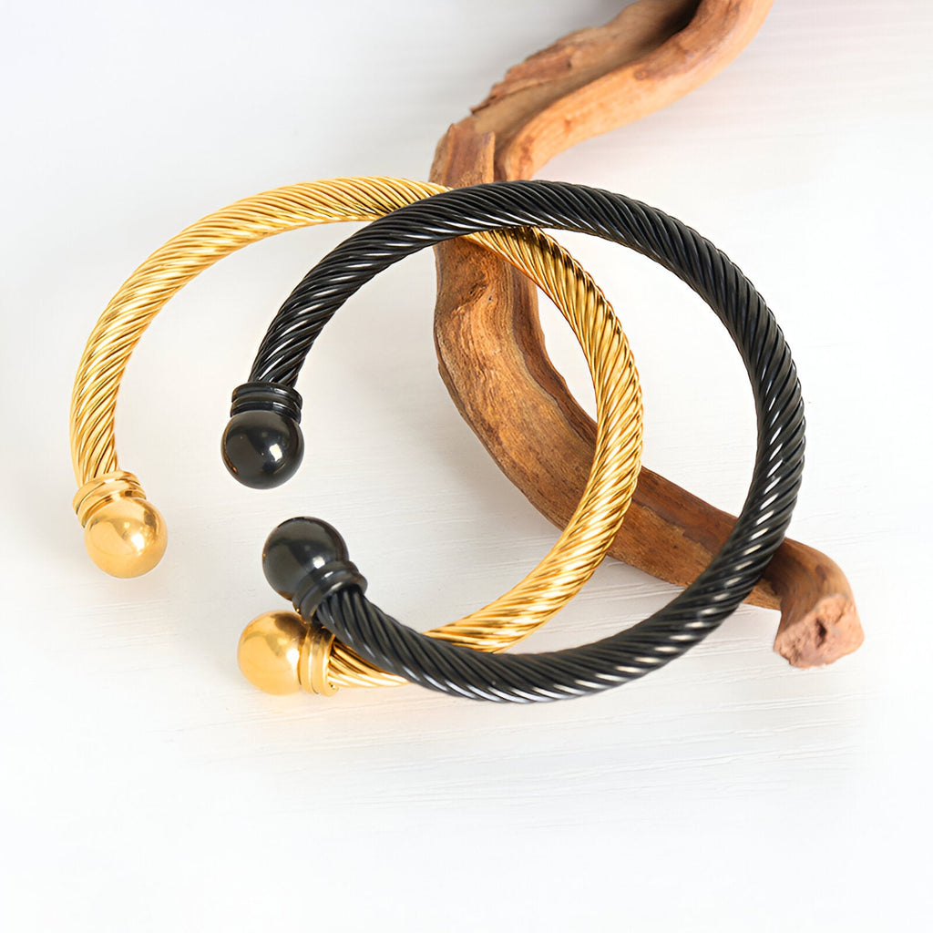 Bracelet torsadé en titane plaqué or 18 carats, modèle Gwen, finitions boules dorées et noires.