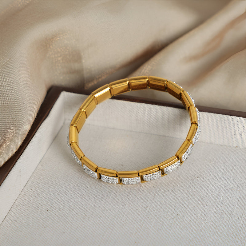 Bracelet rigide en titane plaqué or avec trois rangées de zircones scintillantes, modèle Alice.