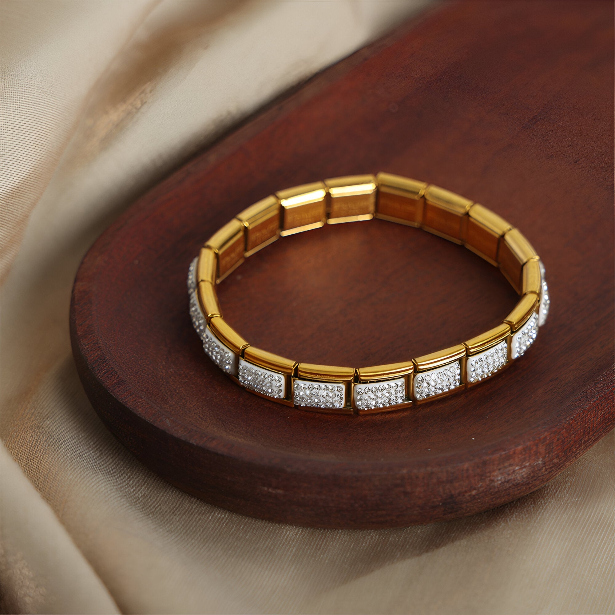 Bracelet rigide doré en titane plaqué or avec pavé de zircones blanches, modèle Alice.