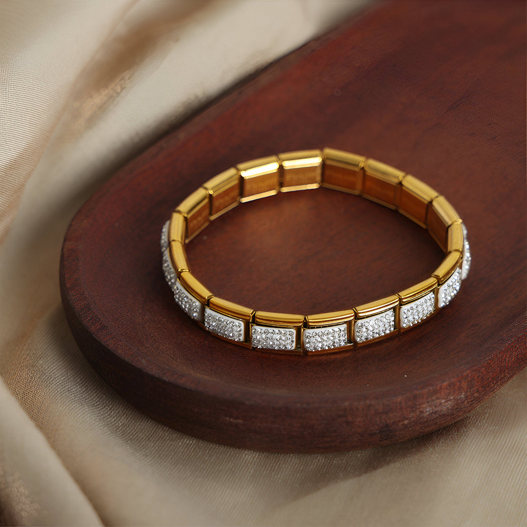 Bracelet rigide doré en titane plaqué or avec pavé de zircones blanches, modèle Alice.