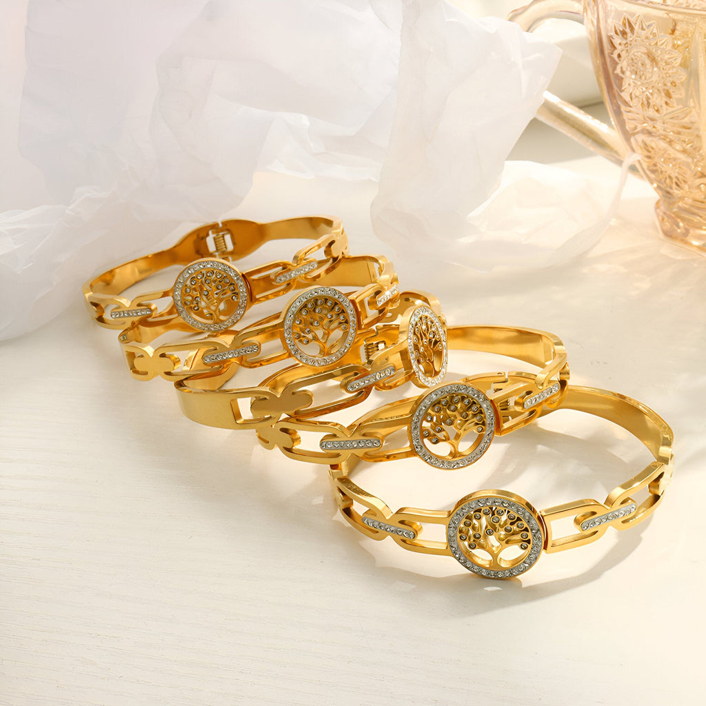 Bracelet en titane doré pour femme avec pendentif arbre de vie et détails en strass.