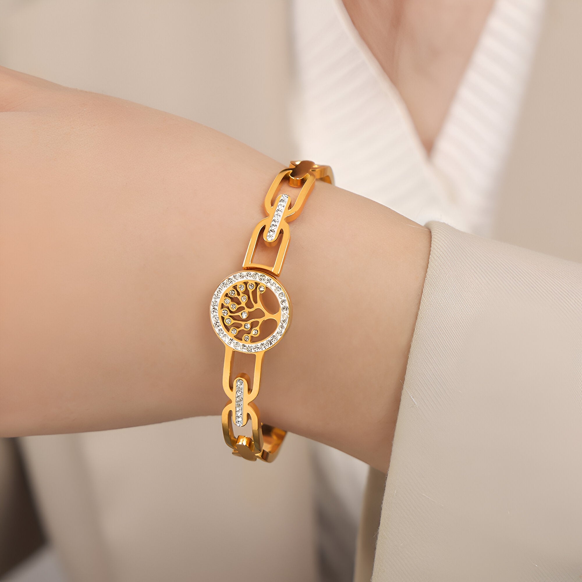 Bracelet en titane doré pour femme avec pendentif arbre de vie et maillons élégants.