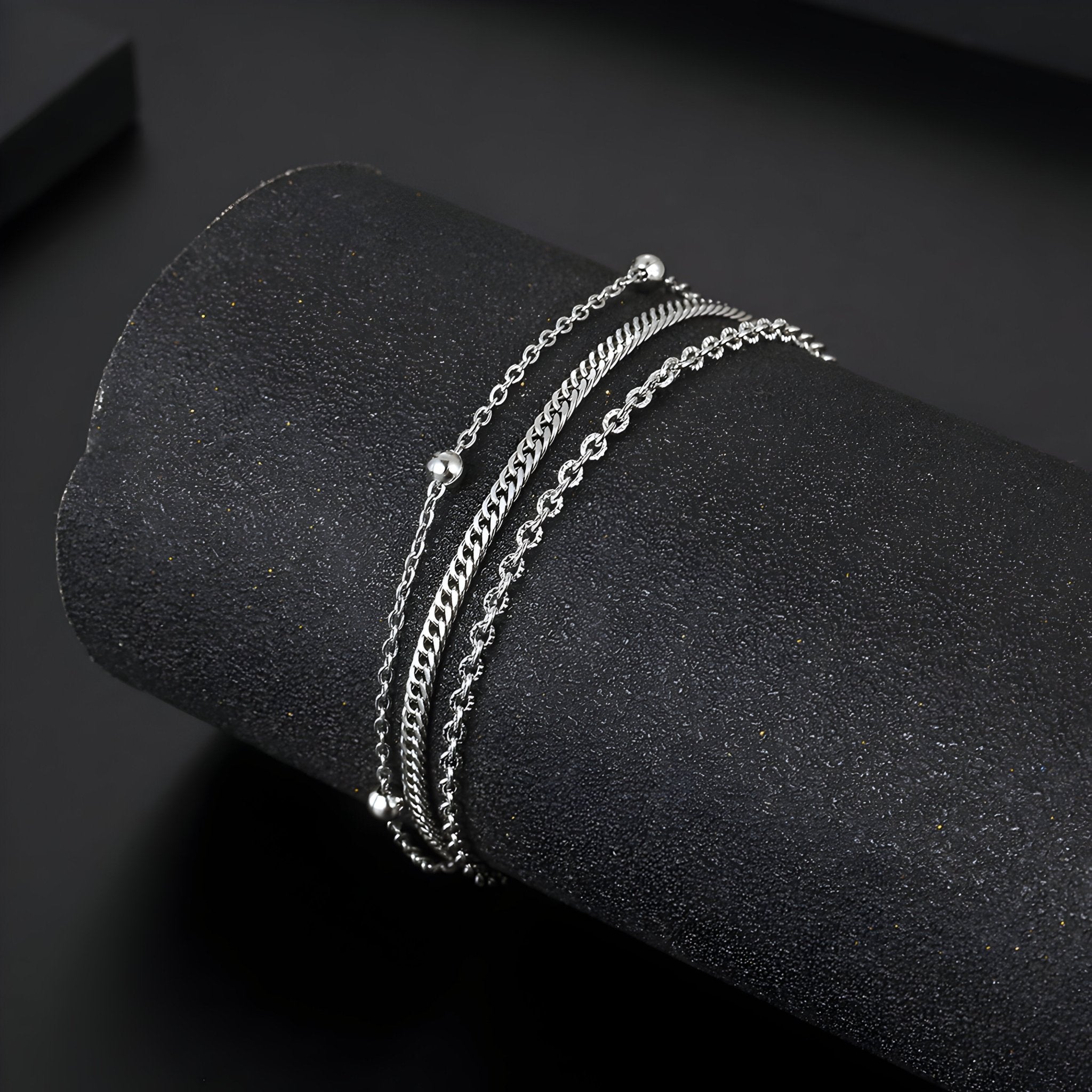 Bracelet homme en titane argenté triple chaînes fines et maillons ronds élégants.