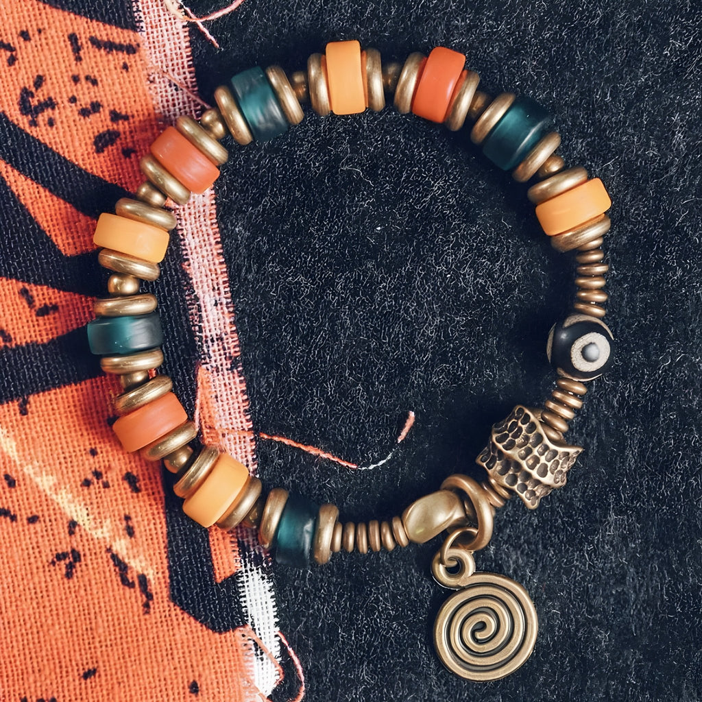 Bracelet femme en cuivre avec perles en verre multicolores et pendentif spirale vintage.