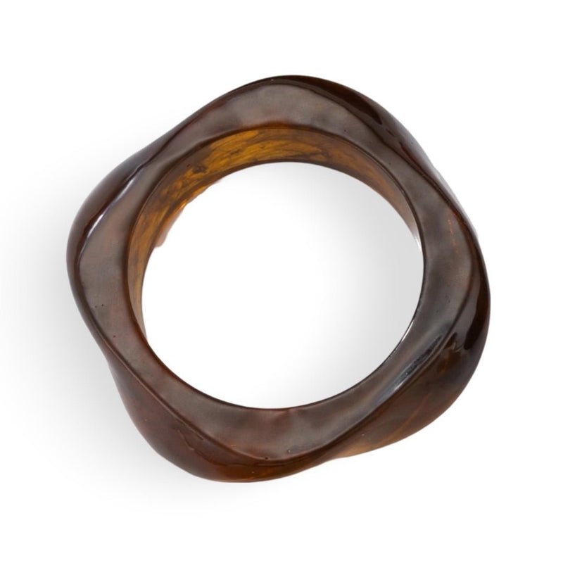 Bracelet épais carré en acrylique marron translucide avec finition lisse et brillante.