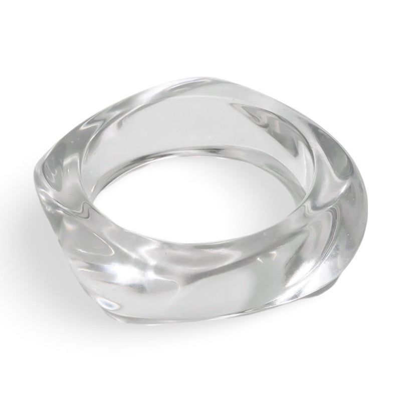 Bracelet épais carré en acrylique transparent avec surfaces ondulées et effet lisse.