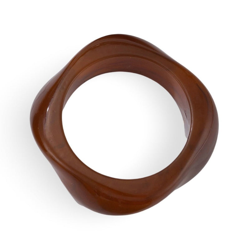 Bracelet épais en acrylique marron avec forme ondulée élégante pour femme.