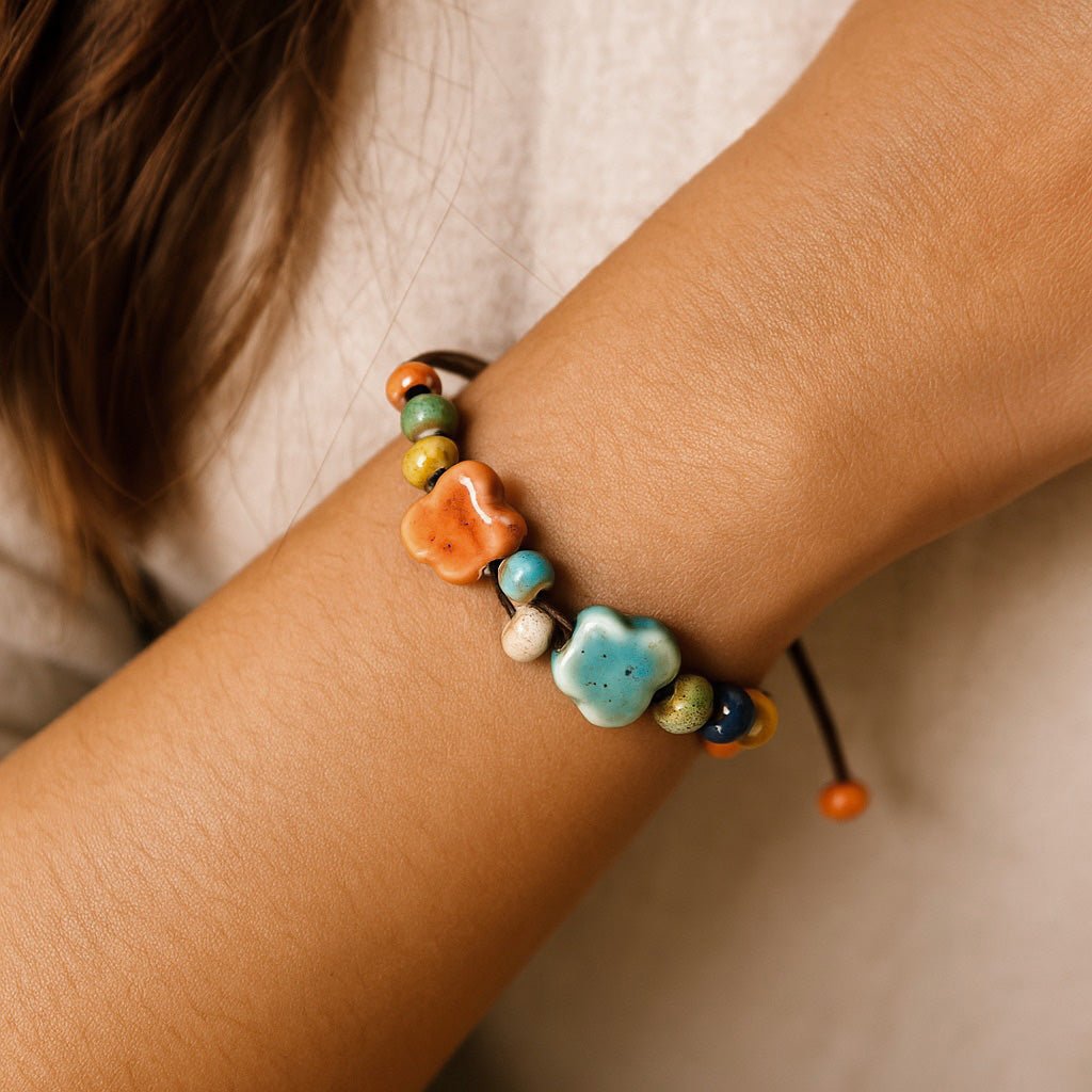 Bracelet estivale en perles de céramique, cordon ciré, formes abstraites, look moderne, modèle Saloua - La Boutique du Bracelet