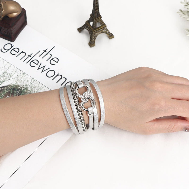Bracelet multi-rangs femme en simili cuir gris clair avec strass, motif infini et fermoir magnétique argenté élégant.