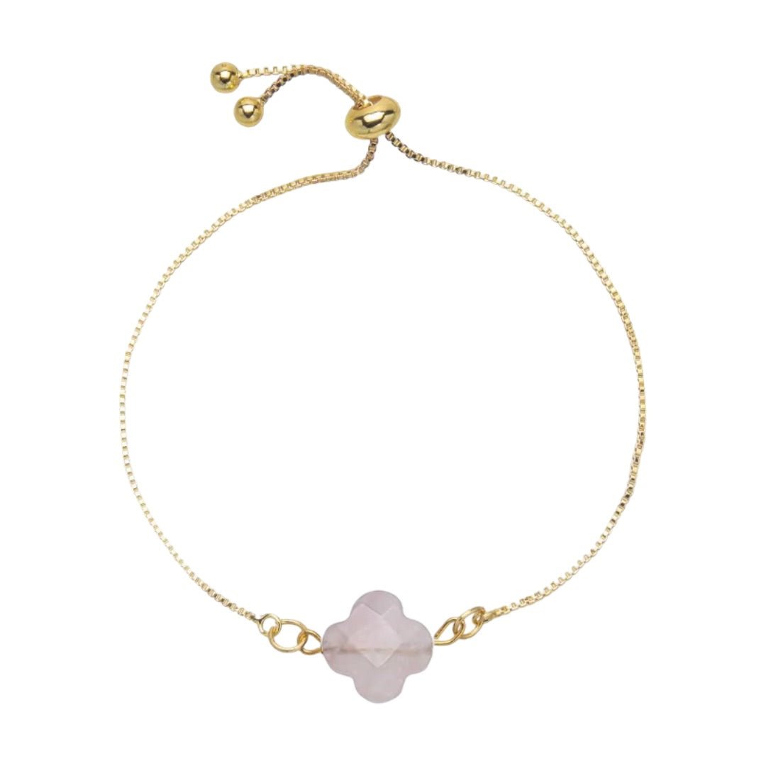Bracelet fin doré à cordon réglable avec pierre naturelle rose taillée en forme de trèfle.