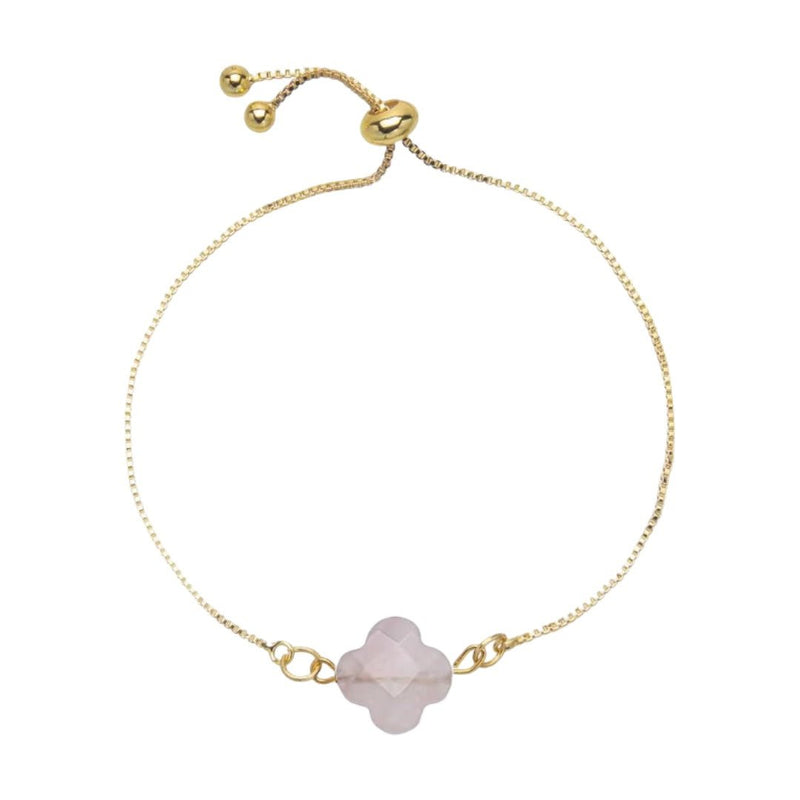 Bracelet fin doré à cordon réglable avec pierre naturelle rose taillée en forme de trèfle.