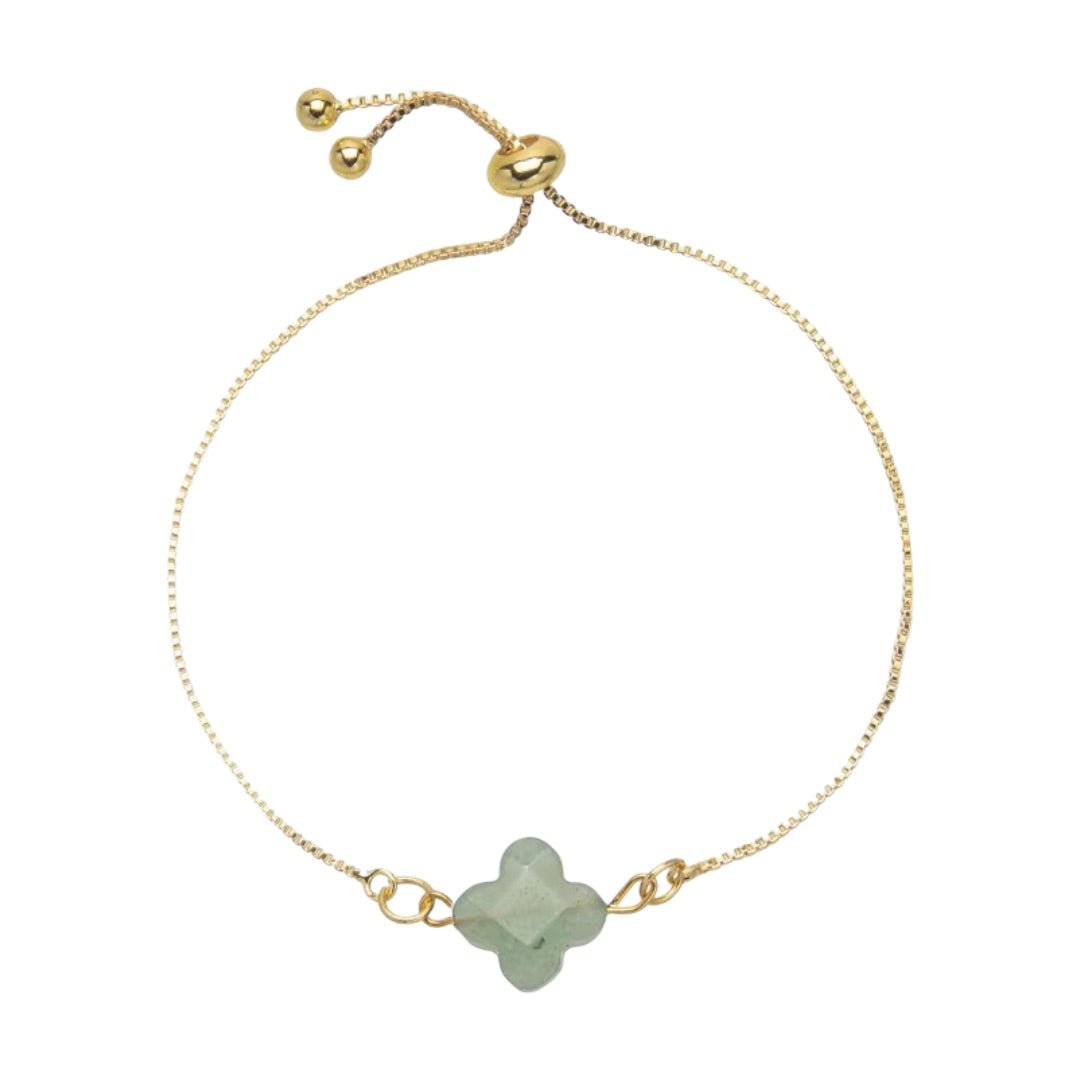 Bracelet fin doré à cordon ajustable avec pierre naturelle taillée en trèfle vert pâle au centre.