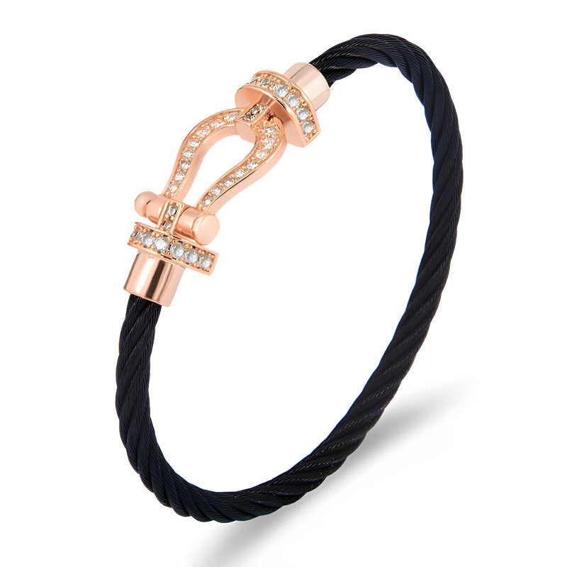 Bracelet femme cordon noir torsadé avec fer à cheval or rosé orné de strass blancs.
